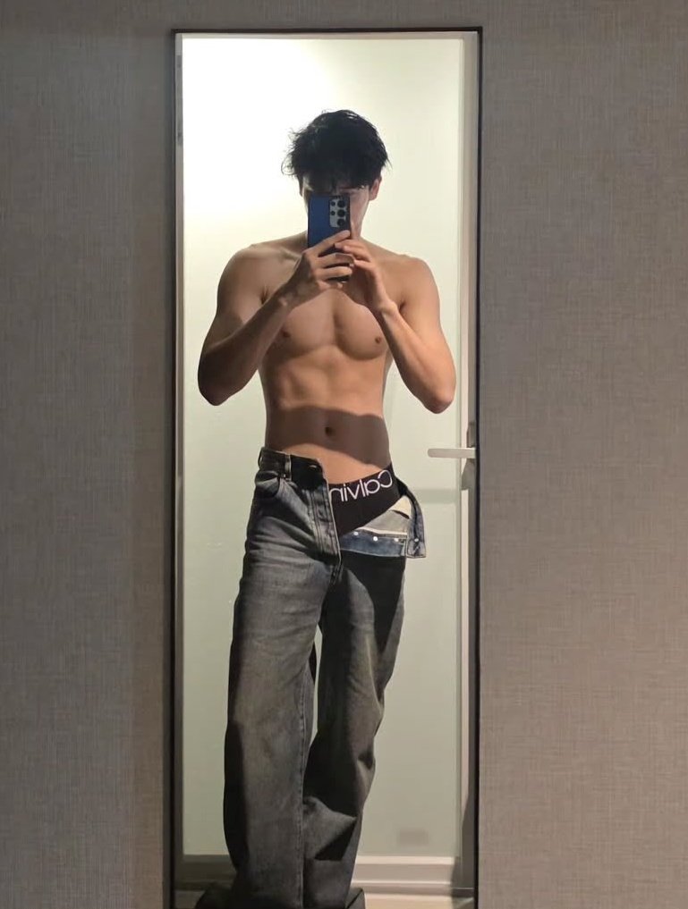 Jan watches yaoi. tweet media