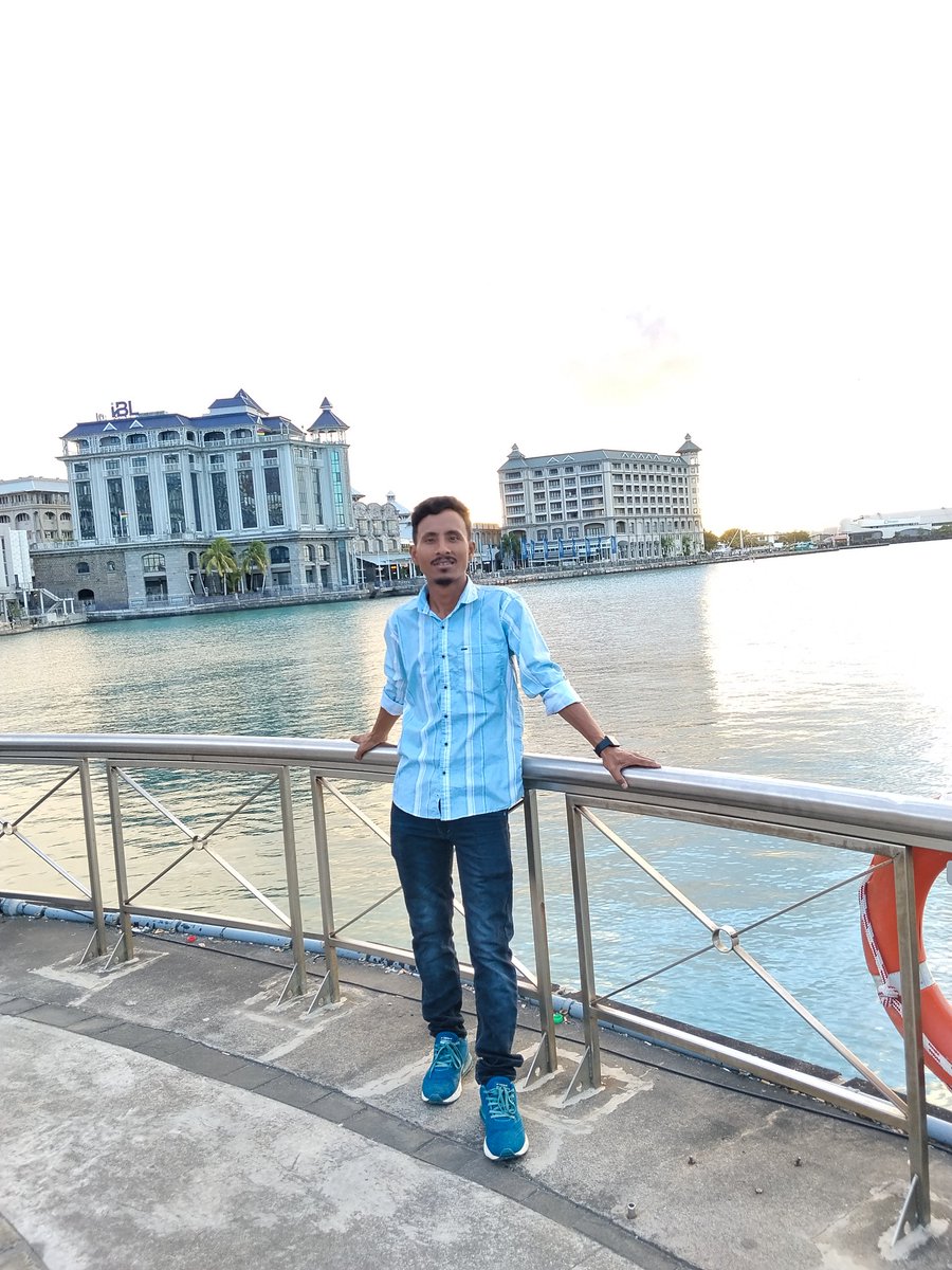 RupokDoley's tweet photo. কেতিয়াবা অচিনাকি ঠাইবোৰেও নিজৰ দৰে আৱৰি ধৰে। 

#Mauritius #PortLouis #CaudanWaterfront #TravelDiaries #AssameseTraveler https://t.co/4WTjPgudqk