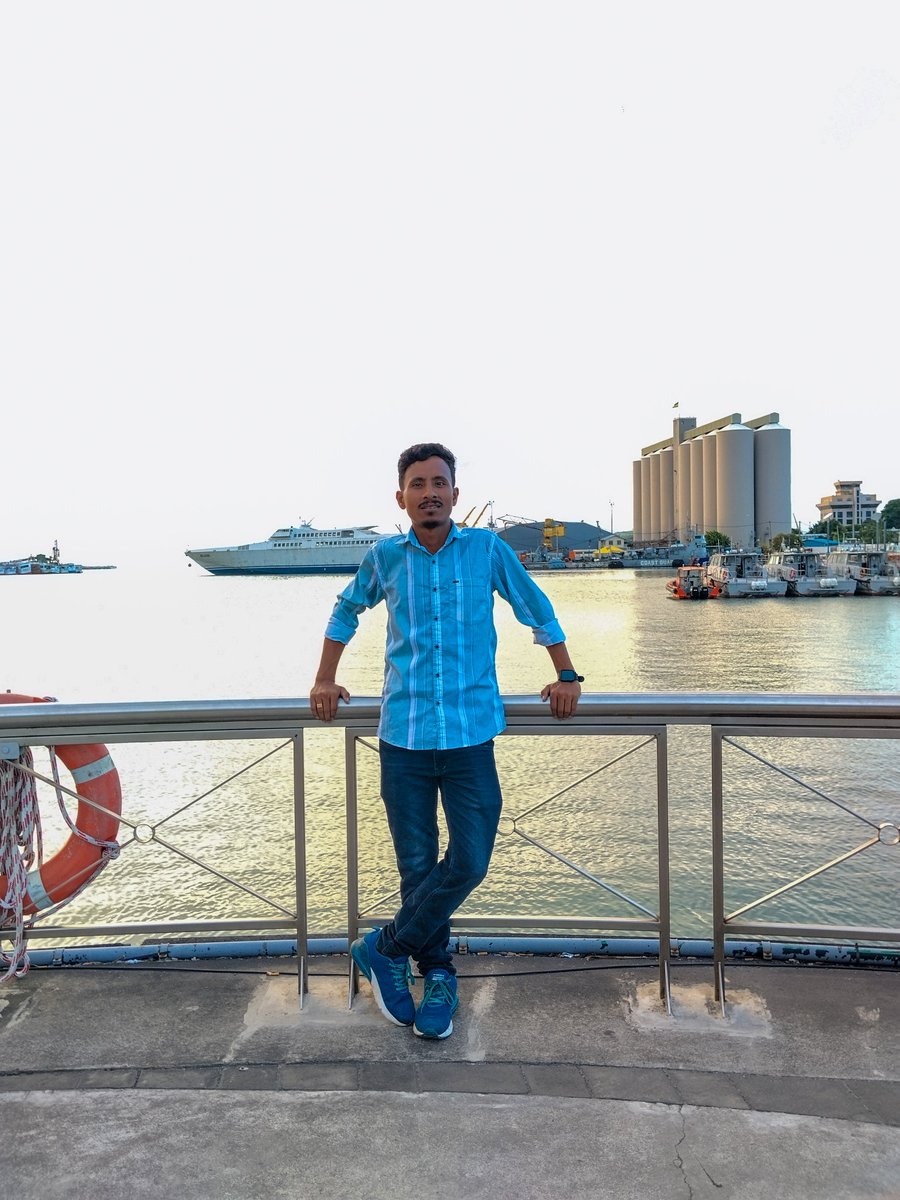 RupokDoley's tweet photo. কেতিয়াবা অচিনাকি ঠাইবোৰেও নিজৰ দৰে আৱৰি ধৰে। 

#Mauritius #PortLouis #CaudanWaterfront #TravelDiaries #AssameseTraveler https://t.co/4WTjPgudqk