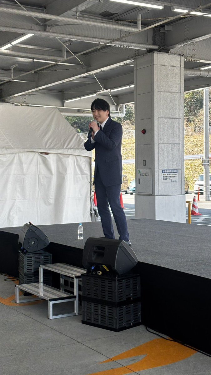 先日は日立シーマークスクエア6周年祭 ステージイベントにて歌わせていただきました！
風が吹く寒い中、お出かけいただきました皆様、誠にありがとうございました😭
初めて須賀亮雄を見てくださった方もたくさんいらっしゃり、新たな出逢いに感謝です！
また生歌聴きに来てけさいん☺️