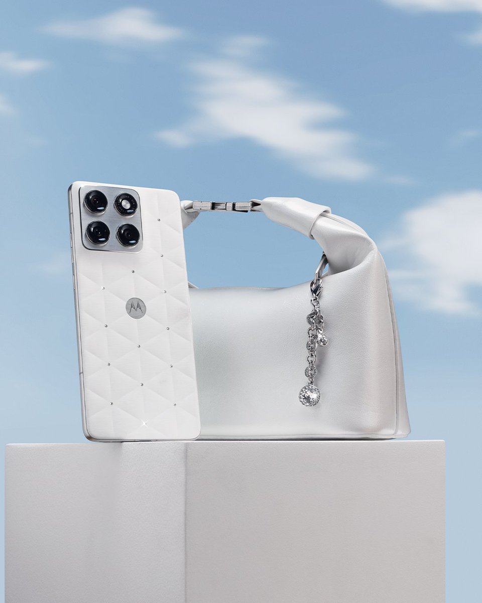 Motorola_Saudi's tweet image. يدخل القلب على طول 🤍
  
 إصدار حصري من موتورولا إيدج ٧٠ باللون الأبيض السحابي من بانتون لعام ٢٠٢٦، مع تعليقة متناسقة، يمديك تعلّقها على الجوال أو تلبسها كإكسسوار. مزيّن بـ ٥٣ كريستالة من سواروفسكي® لستايل بلا حدود.
  
#ColoroftheYear #COY2026 #CloudDancer
