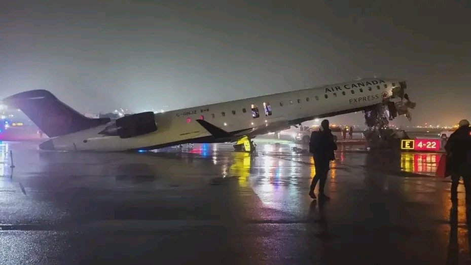 NaraSenyap's tweet image. BREAKING NEWS: Bandara LaGuardia, New York ditutup setelah pesawat Air Canada Express (CRJ-900) dari Montreal bertabrakan dg mobil pemadam di taxiway. Sedikitnya 70 orang terluka, 5 kritis, dan 2 dilaporkan md...