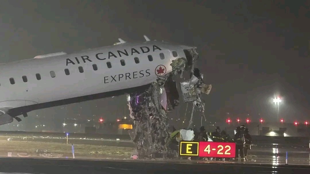 NaraSenyap's tweet image. BREAKING NEWS: Bandara LaGuardia, New York ditutup setelah pesawat Air Canada Express (CRJ-900) dari Montreal bertabrakan dg mobil pemadam di taxiway. Sedikitnya 70 orang terluka, 5 kritis, dan 2 dilaporkan md...