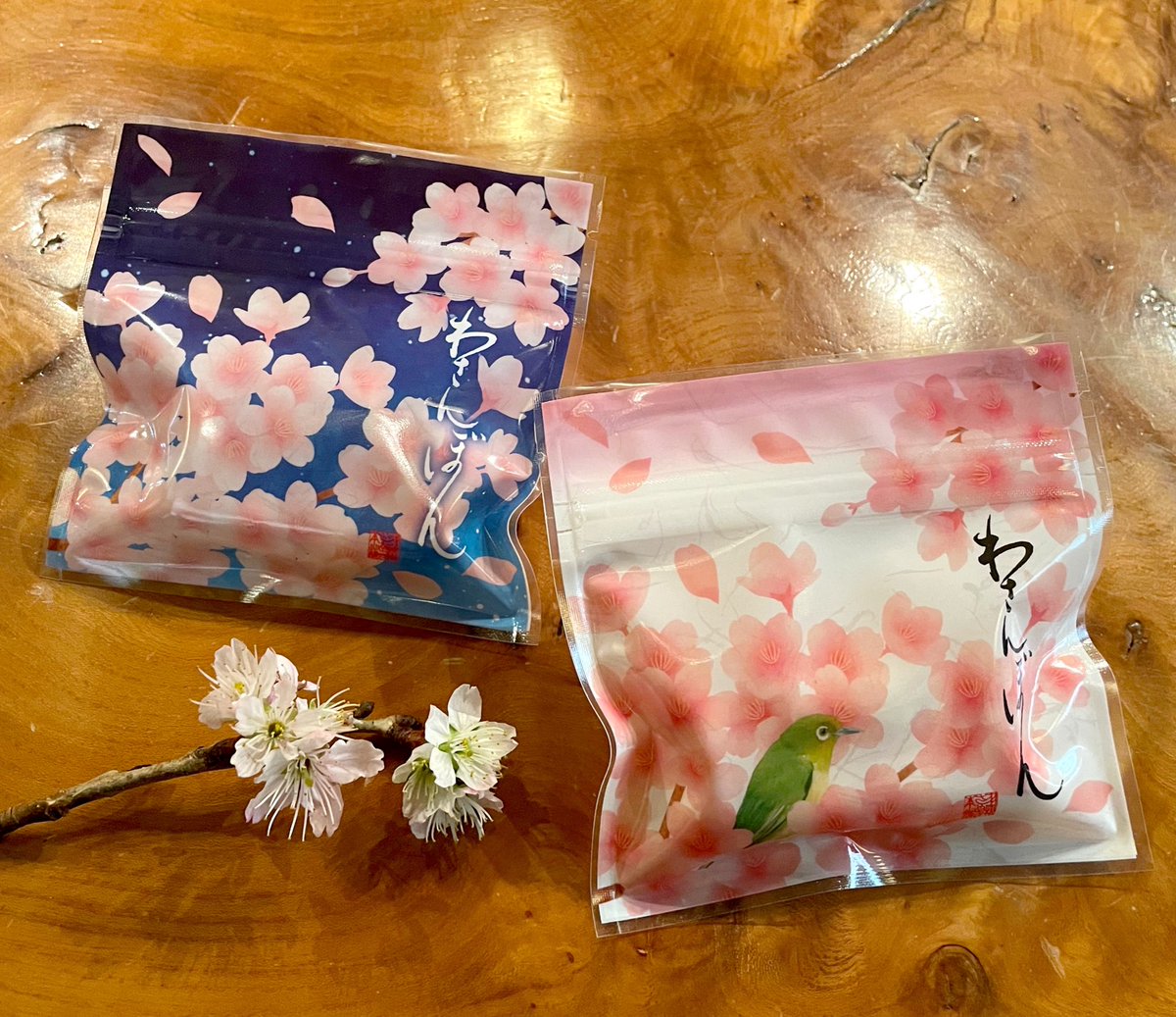 mitaniseitou's tweet photo. 日頃よりのご愛顧に深く御礼申し上げます。

三谷製糖羽根さぬき本舗に新商品が仲間入りしたのでご紹介いたします。

上品で優しい甘味の讃岐和三盆糖をまぁるく仕上げた｢あられ三盆｣が小さな小袋になりました。

こちらは春限定、昼と夜の桜のパッケージです。
季節の小さな贈り物に是非どうぞ。 https://t.co/kc6O9glSTR