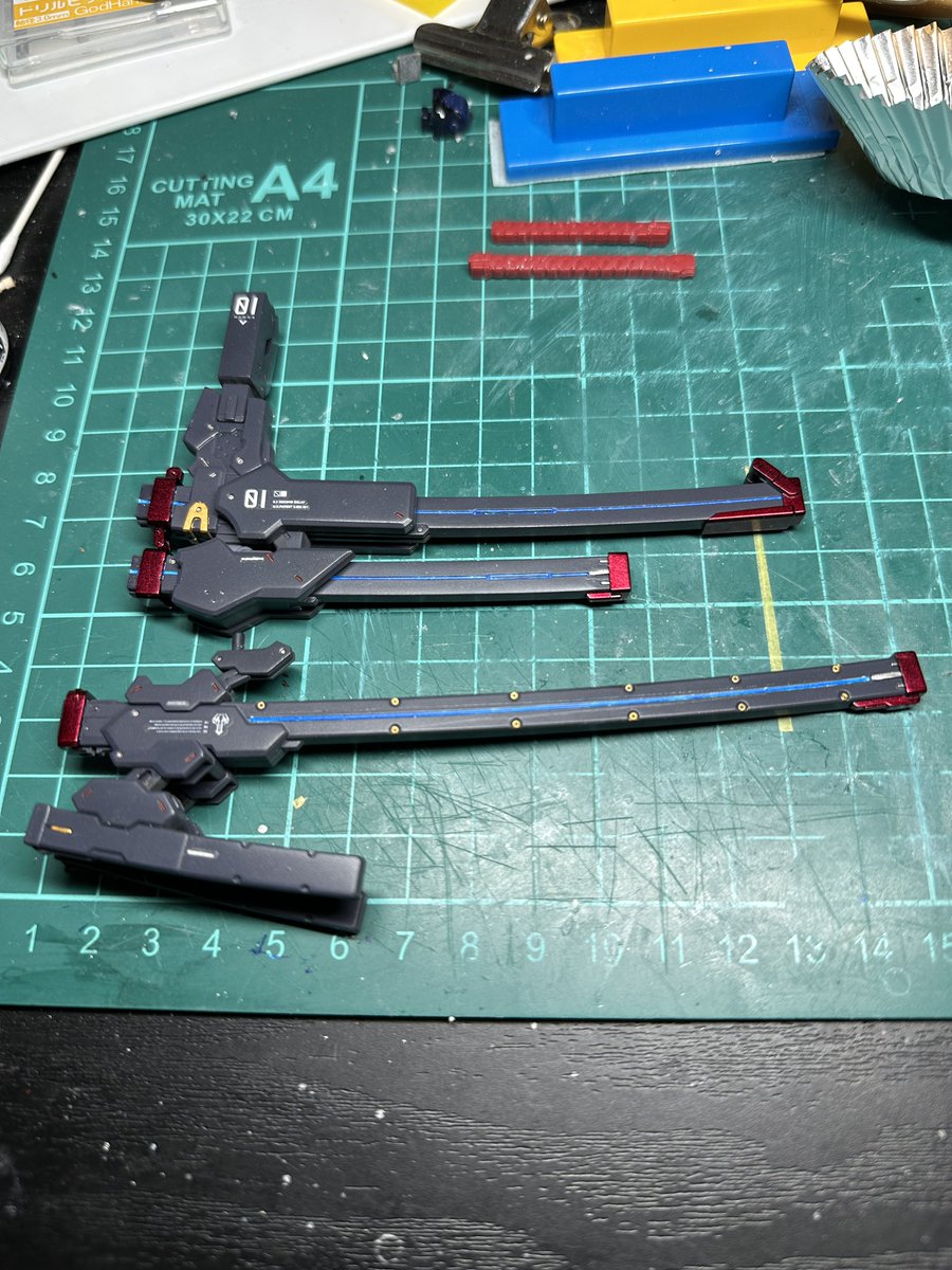 鞘塗装、思いついたままにちょっだけ色変えてみたけどそこそこいいんでないかいと自画自賛してるけど1番小さい鞘の鯉口が塗れてなーい！
他の鞘は別パーツだったから気がつかなかったぞい