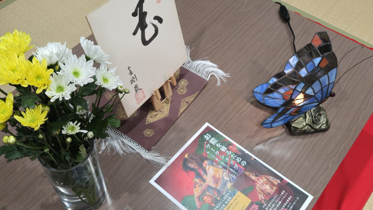 udakanorishige's tweet photo. 明日は能のワークショップ。
13時と17時にワークショップです。
お花もかざっております。
綺麗な椿を頂きました！ https://t.co/L40xcPsCan