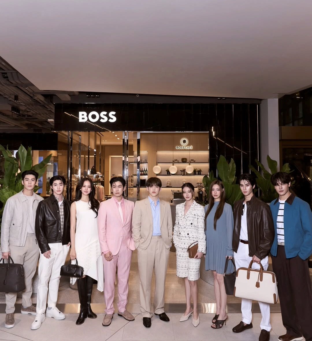 EverydaynewsTH's tweet photo. เสิร์ฟภาพเก็บตก "จุง-ดัง" พร้อมแขกคนสำคัญ เยี่ยมชม BOSS STORE ONE BANGKOK แฟล็กซิปสโตร์แห่งใหม่ พร้อมสํารวจคอลเลกชัน BOSS SPRING/ SUMMER 2026

BOSS STORE x JOONGDUNK #JOONGDUNK  #JoongArchen #dunknatachai #BOSSRecognizeBoss #BeYourOwnBoss https://t.co/HYnFDVfa4d