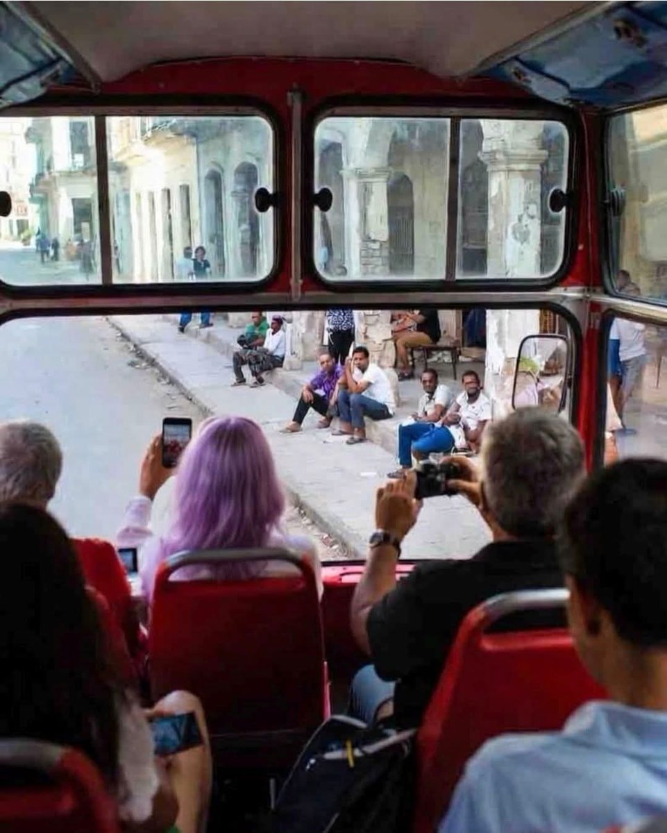 colettecuba's tweet image. Ahí tienen a los "solidarios" de la Flotilla por Cuba . #ouramericaconvoy . Una imagen que habla por si sola. 
El SAFARI humano. El parque temático, el Zoo. Mientras ellos duermen en hoteles de lujo, el pueblo vive en la miseria a causa de la Dictadura Cubana. 
#freedomnotcharity