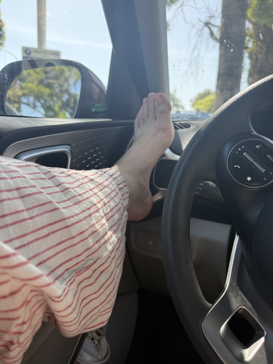 Kinda want a cuck to pay for me to fly out to see a different guy 🤣