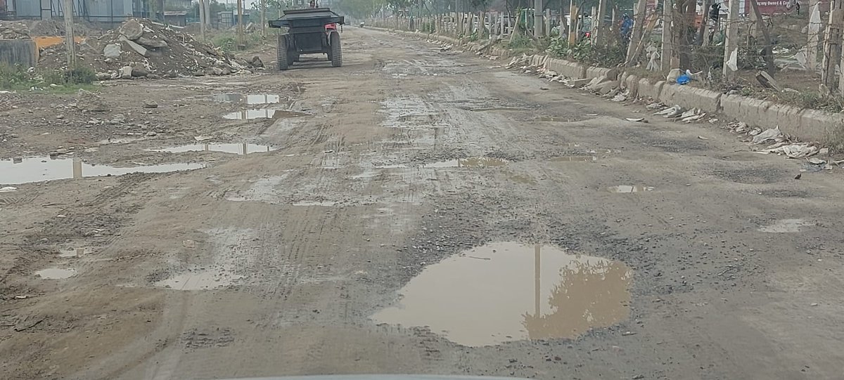 aksindian46's tweet photo. Reminder:56, हमारा ग्रेटर नोएडा वेस्ट
@narendramodi
@myogiadityanath, The issue was first raised on 18/12/24, yet no relief has been received till now
@dmgbnagar
@OfficialGNIDA @RakeshK32229480 
We deserve better roads 
Location: GN West,SC-01 https://t.co/AfxxdvP1wr