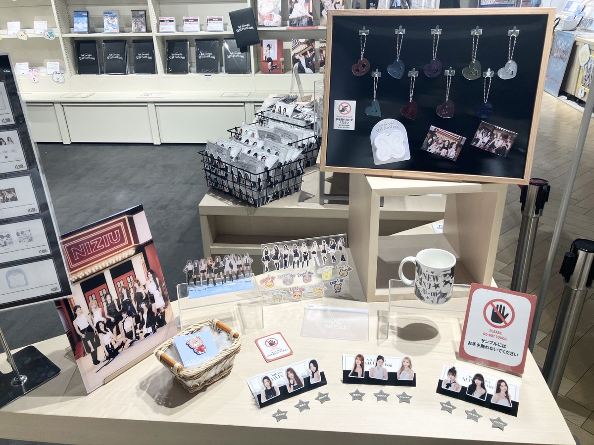 【momo*】NiziU CD引換券 HMV渋谷店受取 NiziU 3rd Album『New Emotion』リリース記念｜HMV店舗レポート|