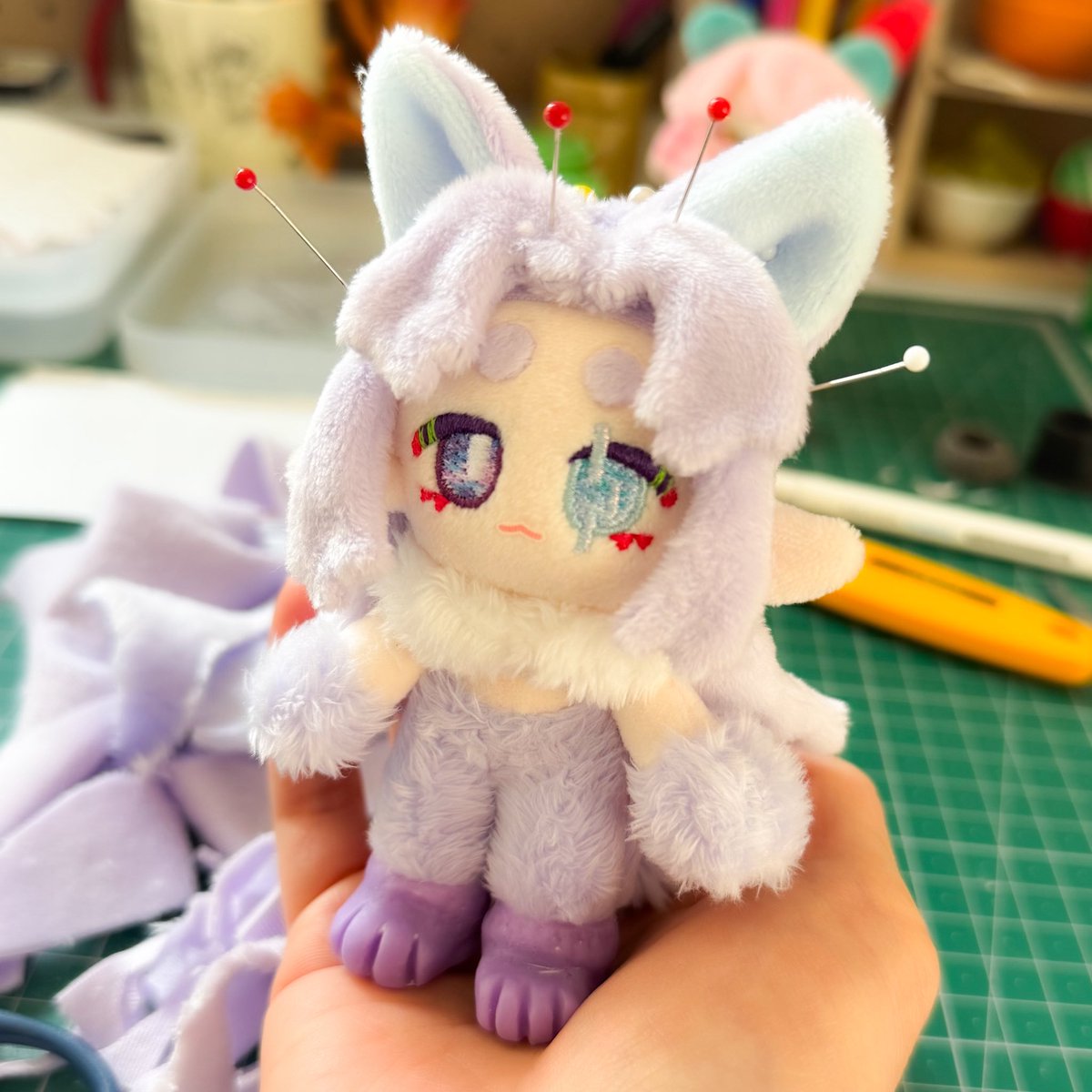 いい感じです☂️
髪型はいろんなパターンの子を用意しようと思います。受注はランダム、即売は選べるように。口もアイロンプリントなので色々なパターンを用意しています。オンリーワンな一輪を🌷

#どせい工房　#ハンドメイド　#自作ぬい