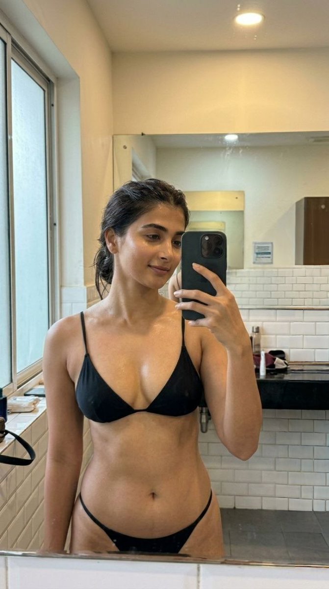 Jeni__Vijay's tweet image. Good morning❤️
Happy Monday! A fresh start to chase your goals and set the tone for the week✨

Pooja Hegde defines beauty with confidence and effortless charm.

Grace, glow, and simplicity, all in one perfect vibe💛 #PoojaHegde #Pooja