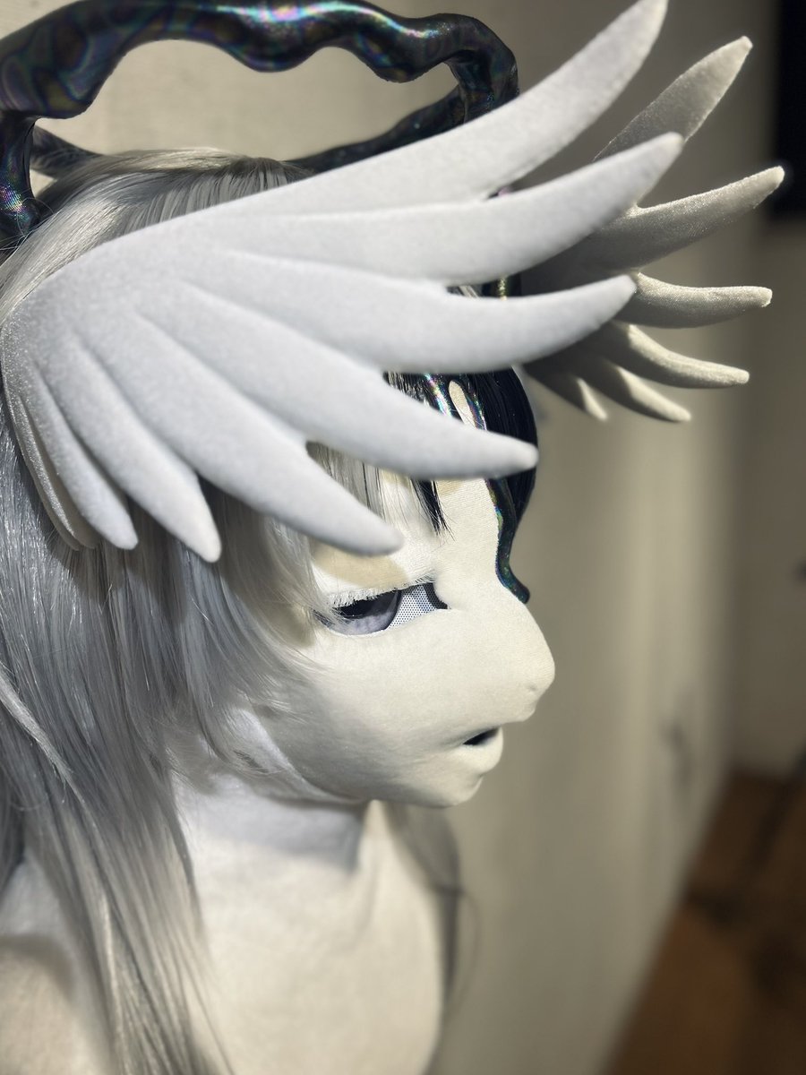 【販売予告】

着ぐるみヘッドの販売を予定しております。

⏱販売開始：2026年3月25日(水) 20:00〜

堕天使をイメージした、ハーフスーツ用のキャラクターです。一点物の作品となります。

詳細は追ってお知らせいたしますので、気になる方はぜひチェックしていただけると嬉しいです！🖤🤍