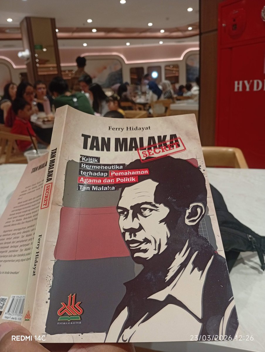 HIDJKSL's tweet photo. 23 Maret 1963: Saat Sukarno Menetapkan Tan Malaka sebagai Pahlawan Nasional

Pada 23 Maret 1963, Presiden Sukarno mengambil sebuah keputusan yang tidak hanya bersifat simbolik, tetapi juga sarat makna politik. Ia menetapkan Tan Malaka sebagai Pahlawan Nasional.

Penetapan ini tidak muncul dari ruang hampa. Dorongan kuat datang dari Partai Murba, partai yang didirikan Tan Malaka sendiri. Tuntutan itu disuarakan dalam dua momentum penting: peringatan 14 tahun hilangnya Tan Malaka di Jakarta pada Februari 1963, serta dalam konferensi Partai Murba di Balikpapan pada Maret tahun yang sama.

Namun menurut sejarawan Belanda Harry A. Poeze yang menulis biografi komprehensif tentang Tan Malaka keputusan tersebut pada dasarnya merupakan inisiatif pribadi Sukarno. Ia menetapkannya tanpa melalui prosedur resmi yang lazim, bahkan tanpa meminta pertimbangan dari komisi penilai yang sebenarnya telah dibentuk.

Langkah itu dipandang sebagai bentuk penghargaan politik. Partai Murba pada masa itu dikenal sebagai salah satu pendukung garis politik Demokrasi Terpimpin yang dijalankan Sukarno.

Agar keseimbangan politik tetap terjaga, Sukarno juga menetapkan tokoh lain sebagai Pahlawan Nasional: Alimin Prawirodirdjo. Meski pernah tersisih dalam konflik internal Partai Komunis Indonesia, Alimin tidak pernah dikeluarkan dari partai tersebut dan tetap dianggap sebagai tokoh penting dalam sejarah gerakan komunis Indonesia. Selain itu, ia juga merupakan kawan lama Sukarno sejak masa pergerakan.

Riwayat politik Tan Malaka sendiri memang penuh dinamika. Ia pernah menjadi tokoh penting dalam PKI, tetapi kemudian dipecat setelah menentang rencana pemberontakan partai itu pada 1926–1927. Setelah keluar, Tan Malaka mendirikan organisasi bawah tanah Partai Republik Indonesia (PARI).

Sekembalinya ke Indonesia setelah masa panjang pengasingan, ia kemudian mendirikan Partai Murba pada 1948.

Secara ideologis, Murba justru kerap berada di posisi berseberangan dengan PKI. Karena itu, pengangkatan Tan Malaka bersamaan dengan Alimin dipandang banyak kalangan sebagai bagian dari upaya Sukarno merawat keseimbangan politik dalam konsep Nasakom: nasionalisme, agama, dan komunisme.

“Jelas, ada oposisi terhadap keputusan pengangkatan dua tokoh kontroversial itu. Mungkin karena itu Sukarno memilih melanggar prosedur,” tulis Poeze.

Pada masa itu, pengaruh Sukarno dalam penetapan Pahlawan Nasional memang sangat besar. Ia bahkan menetapkan Pahlawan Nasional pertama, yaitu Abdoel Moeis, pada 1959.

Dalam kurun 1959 hingga 1965, Sukarno menetapkan sedikitnya 36 tokoh sebagai Pahlawan Nasional. Menurut catatan sejarah, hampir separuh dari keputusan itu diambil tanpa melalui pertimbangan komisi yang telah dibentuk pemerintah.

Catatan menarik lainnya, Tan Malaka merupakan tokoh ke-16 yang dianugerahi gelar Pahlawan Nasional. Sebuah pengakuan negara terhadap salah satu tokoh revolusioner paling kompleks dan unik dalam sejarah Indonesia.

Buku ini memang belum tuntas terbaca. Tapi ada banyak sudut pandang baru yang saya dapat perihal sosok Tan Malaka
