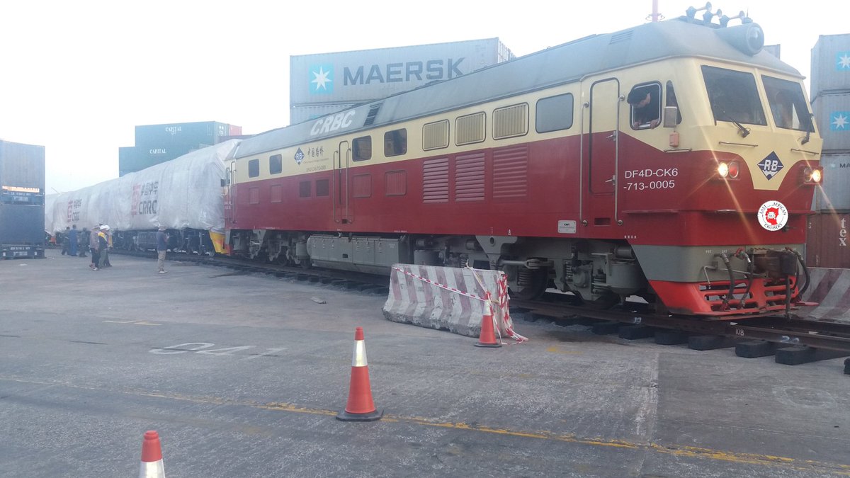 EafricanCruiser's tweet photo. Monday, January of 2017.
We're at the Mombasa docks with @kenyaportsofficial to support the landing of the very first diesel engines by @crrc_global for @madarakaexpress. https://t.co/KF80uNPb7q