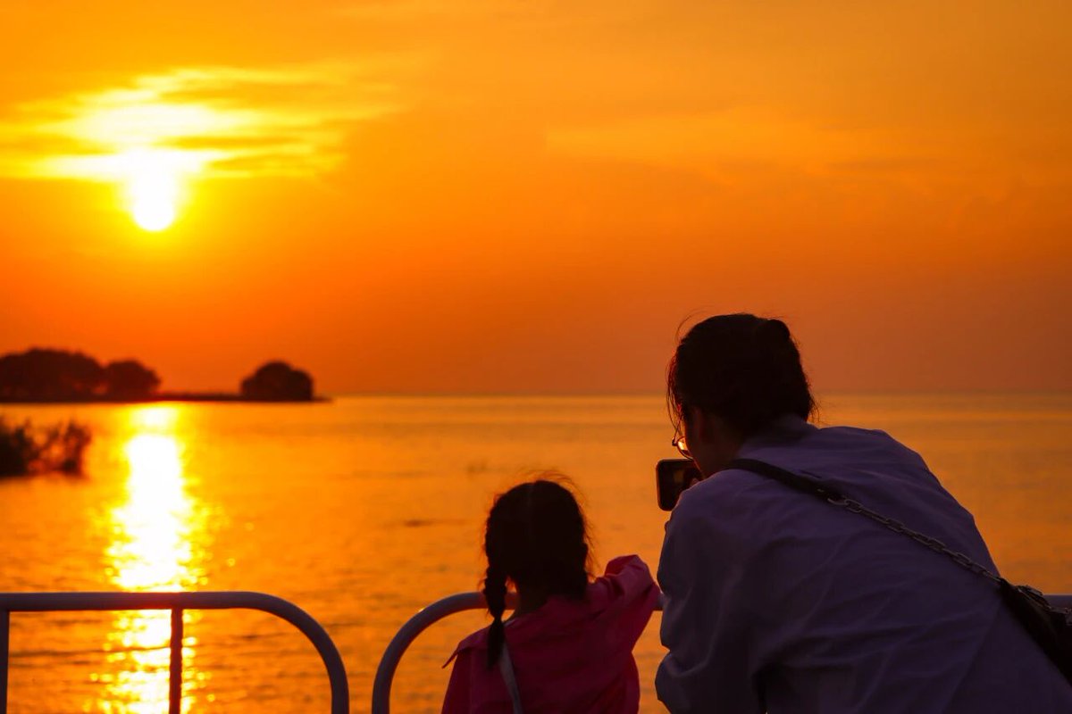 DiscoverHongze's tweet photo. 🌊 By the shores of Hongze Lake, it's not just the 2026 Jiangba Food &amp; Tourism Season calling you — 📸 snap a photo with the "Lonely Tree", chase the sunset at Yuehu Bay… the gentle, quiet side of spring is right here. #SpringInHongze #JiangbaRiverSnail #DiscoverHongze https://t.co/mhY9H869Ch