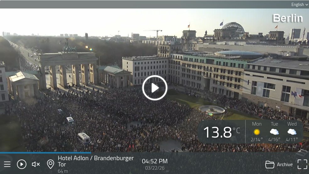 JustinC71538094's tweet photo. des Pariser Platz gemacht. @Luisamneubauer weicht auch heute nicht von der Behauptung ab, damals (2024) waren 25.000 Menschen am Pariser Platz.
Liebe Luisa, die Beweise (auch die gestrigen Bilder) sprechen komplett dagegen.
#B1401 vs. #B2203 https://t.co/W7hroV795G