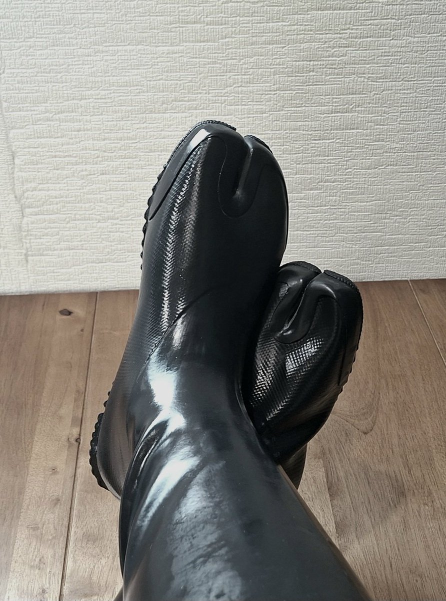 Master_Rudro's tweet photo. Offline shopping #1. Forfun Store in Bangkok pt.3

Example of gloss.

Every drone should make its rubber skin shiny and rubber stuff of Master too, and serve to Master as polished object/toy.

@forfunbangkok https://t.co/yfhOwmhJVd