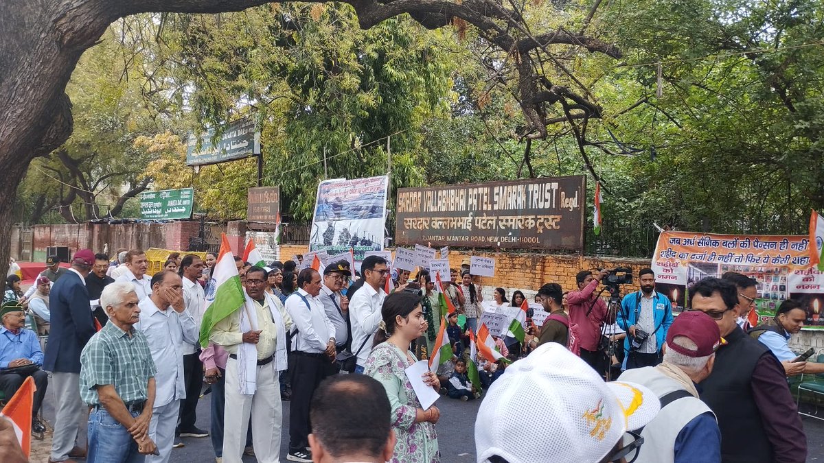 ravi_026's tweet photo. 2015 में दिल्ली HC और 2019, 2025 में SC ने CAPF के पक्ष में निर्णय दिए, फिर भी OGAS लागू नहीं। यह देरी नहीं, बल्कि न्यायिक आदेशों के प्रति प्रतिरोध दर्शाता है। Chalo_Jantar_Mantar/StopBlackLaw #OPS #संसद_पैरामिलिट्री_बचाओ @PMOIndia @AmitShah @HMOIndia @Niravshah112 @rajnathsingh @adgpi