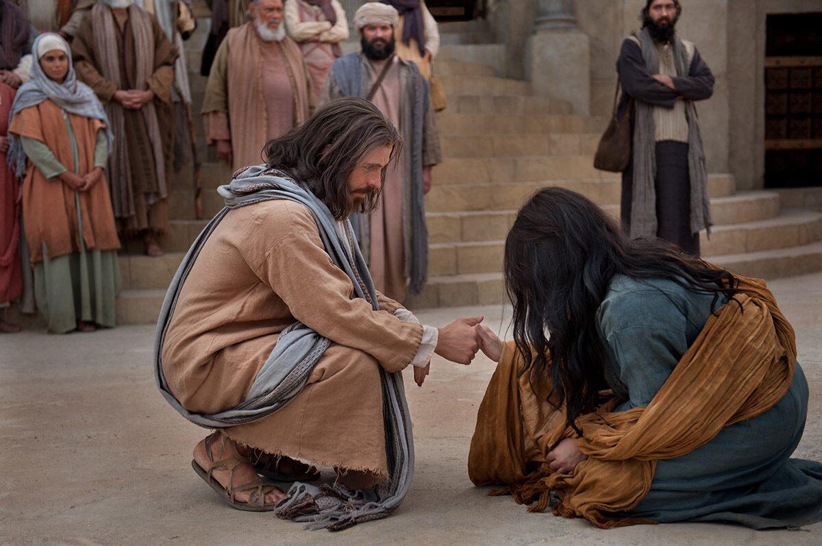 SacerdosMariae's tweet photo. Hoy la Palabra no edulcora nada. Nos pone delante la injusticia, la hipocresía, la acusación interesada y la facilidad con que una multitud puede aplastar a un inocente. Y, en medio de todo eso, aparece Dios. No tarde. No ausente. No indiferente. Presente. 

1️⃣ Susana es una mujer inocente, temerosa del Señor, y aun así es calumniada. Esto conviene recordarlo: la inocencia no siempre evita el sufrimiento. A veces, precisamente por querer permanecer fiel a Dios, uno termina pagando un precio. Pero más vale caer en manos de hombres perversos que pecar delante del Señor.

2️⃣ Los dos ancianos de Daniel no son pecadores cualquiera. Son jueces. Hombres con autoridad. Gente respetada. Ahí está parte del drama: no toda apariencia de honor es verdad. Se puede tener prestigio y haber pervertido el corazón. La vejez, sin conversión, no santifica por sí sola.

3️⃣ Susana grita a Dios cuando humanamente ya no tiene salida. Y el Señor escucha su voz. Esta escena es de una fuerza inmensa: cuando todo parece decidido, cuando el juicio del mundo ya está pronunciado, Dios todavía puede abrir camino. Nunca llegamos tarde a la oración. Nunca.

4️⃣ El salmo pone palabras a esa confianza: “Aunque camine por cañadas oscuras, nada temo, porque tú vas conmigo”. No dice que no haya cañadas oscuras. Las hay. Y bien oscuras a veces. Lo decisivo es esto: no las cruzamos solos. El Señor no siempre nos evita el valle, pero sí lo atraviesa con nosotros.

5️⃣ En el Evangelio, otra mujer aparece expuesta en medio de todos. Otra vez una mujer utilizada. Otra vez unos acusadores que se presentan como defensores de la ley, cuando en realidad están usando la ley para destruir. El pecado de aquella mujer era real. Pero la malicia de quienes la arrastran también lo era.

6️⃣ Jesús no niega el pecado. Eso es importante. No banaliza el mal ni llama bien a lo que está mal. Pero tampoco permite que unos pecadores se disfracen de jueces absolutos. “El que esté sin pecado, que le tire la primera piedra”. Qué fácilmente queremos corregir al otro sin pasar antes por el tribunal de la propia conciencia.

7️⃣ Uno a uno se marchan, empezando por los más viejos. Quizá porque tenían más pecados. O quizá porque tenían más experiencia en esconderlos. En cualquier caso, la escena desenmascara una verdad permanente: delante de Cristo se derrumba toda superioridad fingida. Ante Él no caben teatrillos morales.

8️⃣ Luego llega una de las frases más hermosas del Evangelio: “Tampoco yo te condeno. Anda, y en adelante no peques más”. Jesús une dos cosas que hoy muchos separan: misericordia y verdad. No condena a la mujer, pero tampoco la deja instalada en su pecado. La misericordia de Cristo no humilla, pero sí transforma.

9️⃣ La Cuaresma nos pide hoy tres cosas muy concretas. Primero, no participar en juicios injustos, chismes o condenas apresuradas. Segundo, acudir al Señor con confianza cuando nos sintamos heridos, expuestos o incomprendidos. Y tercero, dejarnos mirar por Cristo con verdad, para convertirnos de verdad y no solo quedar bien.

🔟 Hay días en que uno puede verse en Susana. Otros, tristemente, en los ancianos. Otros, en la mujer adúltera. Y casi siempre un poco en la multitud. Por eso necesitamos mirar a Jesús. Solo Él sabe defender al inocente, desenmascarar la hipocresía y levantar al pecador sin llamarle santo antes de tiempo.

1️⃣1️⃣ En esta recta final de la Cuaresma, pidamos un corazón limpio. Un corazón que no disfrute señalando. Un corazón que no manipule la verdad. Un corazón que se deje juzgar por Dios y salvar por su misericordia. Porque el Corazón de Cristo no vino a aplastar la caña cascada, sino a sanar, levantar y conducir a la vida.

#EvangelioDeHoy #Cuaresma #PalabraDeDios #Jesucristo #Misericordia #Conversión #Daniel #Susana #Juan8