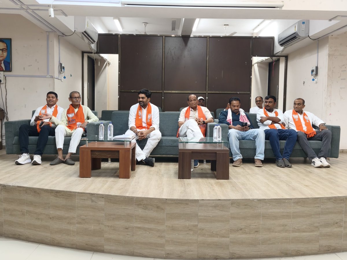 bjpneelrao's tweet photo. જનતાનો મળ્યો અપાર વિશ્વાસ
વડિયામાં હવે ભરોસાની ભાજપ સરકાર

નાંદોદ વિધાનસભાના વડિયા જીલ્લા પંચાયત ખાતે આગામી સ્થાનિક સ્વરાજ્યની ચૂંટણી - ૨૦૨૬ અંતર્ગત સંગઠનાત્મક બેઠક યોજવામાં આવી. આ બેઠકમાં આગામી ચૂંટણીઓમાં કેસરીયો લહેરાવવા અને સંગઠનને પાયાના સ્તરેથી મજબૂત બનાવવા માટે ચર્ચા-વિચારણા કરવામાં આવી.

બેઠકમાં આદરણીય વડાપ્રધાન શ્રી @narendramodi જીના માર્ગદર્શન હેઠળ માનનીય મુખ્યમંત્રી શ્રી @Bhupendrapbjp જીના નેતૃત્વમા ગ્રામ્ય વિસ્તારોમાં વિકાસના કાર્યોને નવી ગતિ મળી રહી છે, જેના પરિણામે ગામડાંઓમાં સુવિધાસભર અને સશક્ત સ્થાનિક શાસન વ્યવસ્થા વધુ મજબૂત બની રહી છે.

 બેઠકમાં નર્મદા જિલ્લા પ્રભારીશ્રી અર્જુનભાઈ ચૌધરીજી,જીલ્લા ઉપપ્રમુખ દિનેશભાઈ દેસાઈજી , નાંદોદ મંડલ પ્રમુખ શ્રી જતીનભાઈ પટેલજી, નાંદોદ મંડળ મહામંત્રી શ્રી સુનિલસિંહ ગોહિલજી , જીલ્લા મહિલા મોરચા મંત્રી શ્રી મિકિતાબેન વસાવાજી તથા સોનલબેન સિકલીઘરજી, તા.પં. સભ્ય શ્રી જીતેન્દ્રભાઈ પટેલજી, વડીયા ગામના સરપંચ શ્રી બિંદિયાબેન વસાવાજી  ઉપસ્થિત રહ્યા હતા.

#bjp #teamnarmada #Gujarat