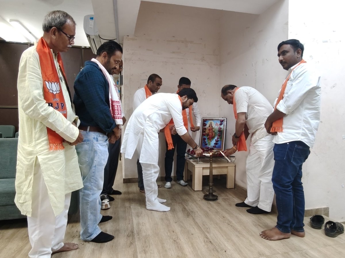 bjpneelrao's tweet photo. જનતાનો મળ્યો અપાર વિશ્વાસ
વડિયામાં હવે ભરોસાની ભાજપ સરકાર

નાંદોદ વિધાનસભાના વડિયા જીલ્લા પંચાયત ખાતે આગામી સ્થાનિક સ્વરાજ્યની ચૂંટણી - ૨૦૨૬ અંતર્ગત સંગઠનાત્મક બેઠક યોજવામાં આવી. આ બેઠકમાં આગામી ચૂંટણીઓમાં કેસરીયો લહેરાવવા અને સંગઠનને પાયાના સ્તરેથી મજબૂત બનાવવા માટે ચર્ચા-વિચારણા કરવામાં આવી.

બેઠકમાં આદરણીય વડાપ્રધાન શ્રી @narendramodi જીના માર્ગદર્શન હેઠળ માનનીય મુખ્યમંત્રી શ્રી @Bhupendrapbjp જીના નેતૃત્વમા ગ્રામ્ય વિસ્તારોમાં વિકાસના કાર્યોને નવી ગતિ મળી રહી છે, જેના પરિણામે ગામડાંઓમાં સુવિધાસભર અને સશક્ત સ્થાનિક શાસન વ્યવસ્થા વધુ મજબૂત બની રહી છે.

 બેઠકમાં નર્મદા જિલ્લા પ્રભારીશ્રી અર્જુનભાઈ ચૌધરીજી,જીલ્લા ઉપપ્રમુખ દિનેશભાઈ દેસાઈજી , નાંદોદ મંડલ પ્રમુખ શ્રી જતીનભાઈ પટેલજી, નાંદોદ મંડળ મહામંત્રી શ્રી સુનિલસિંહ ગોહિલજી , જીલ્લા મહિલા મોરચા મંત્રી શ્રી મિકિતાબેન વસાવાજી તથા સોનલબેન સિકલીઘરજી, તા.પં. સભ્ય શ્રી જીતેન્દ્રભાઈ પટેલજી, વડીયા ગામના સરપંચ શ્રી બિંદિયાબેન વસાવાજી  ઉપસ્થિત રહ્યા હતા.

#bjp #teamnarmada #Gujarat