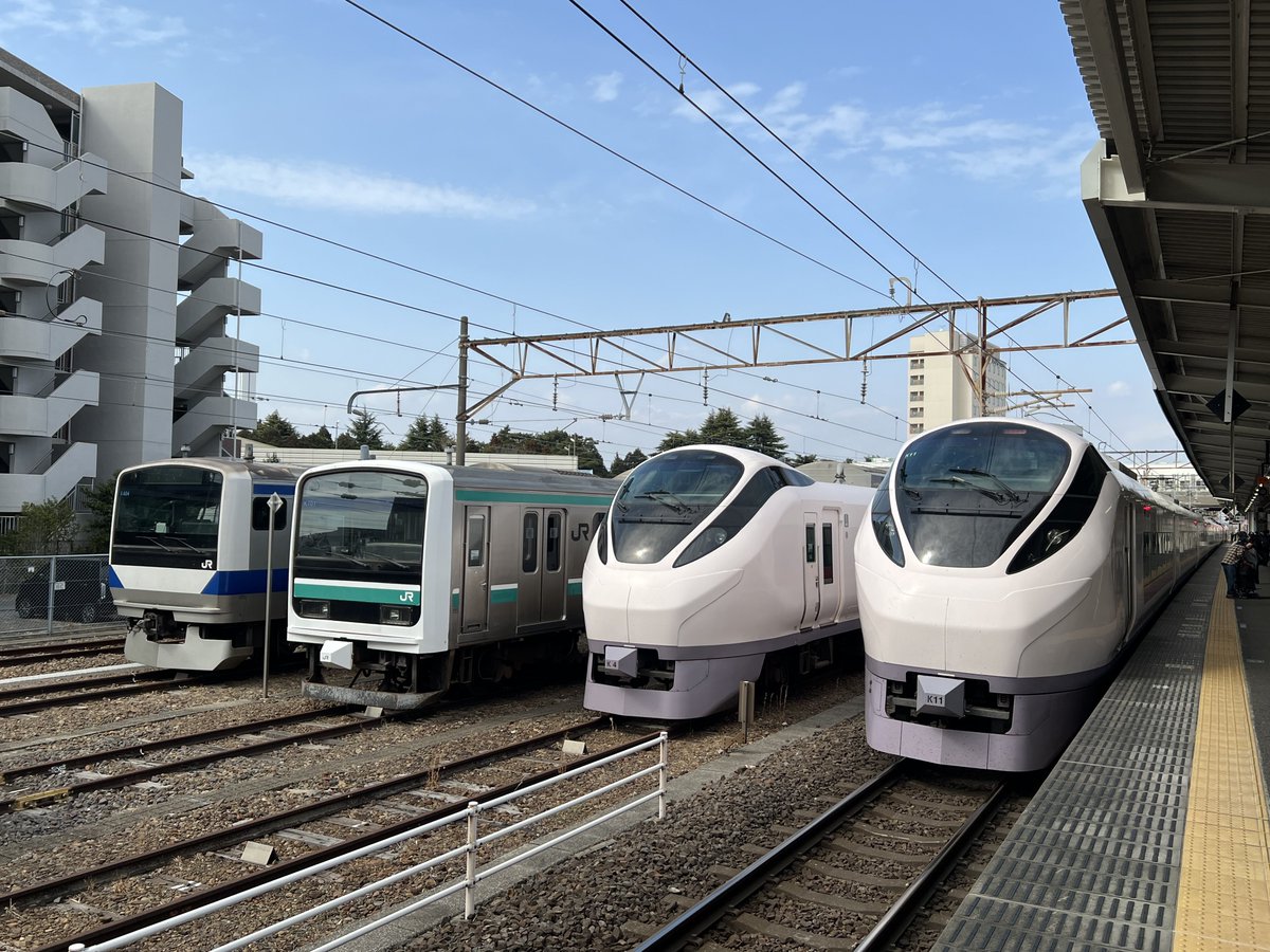 E653's tweet photo. 交直流電車の近郊型、通勤型それと特急型

片方の頭をほぼ揃えて並べ、先頭部の張出し部分を差し引いたとしてもやはり、特急型は車体が結構長いね！ https://t.co/rpD8cUO6sH
