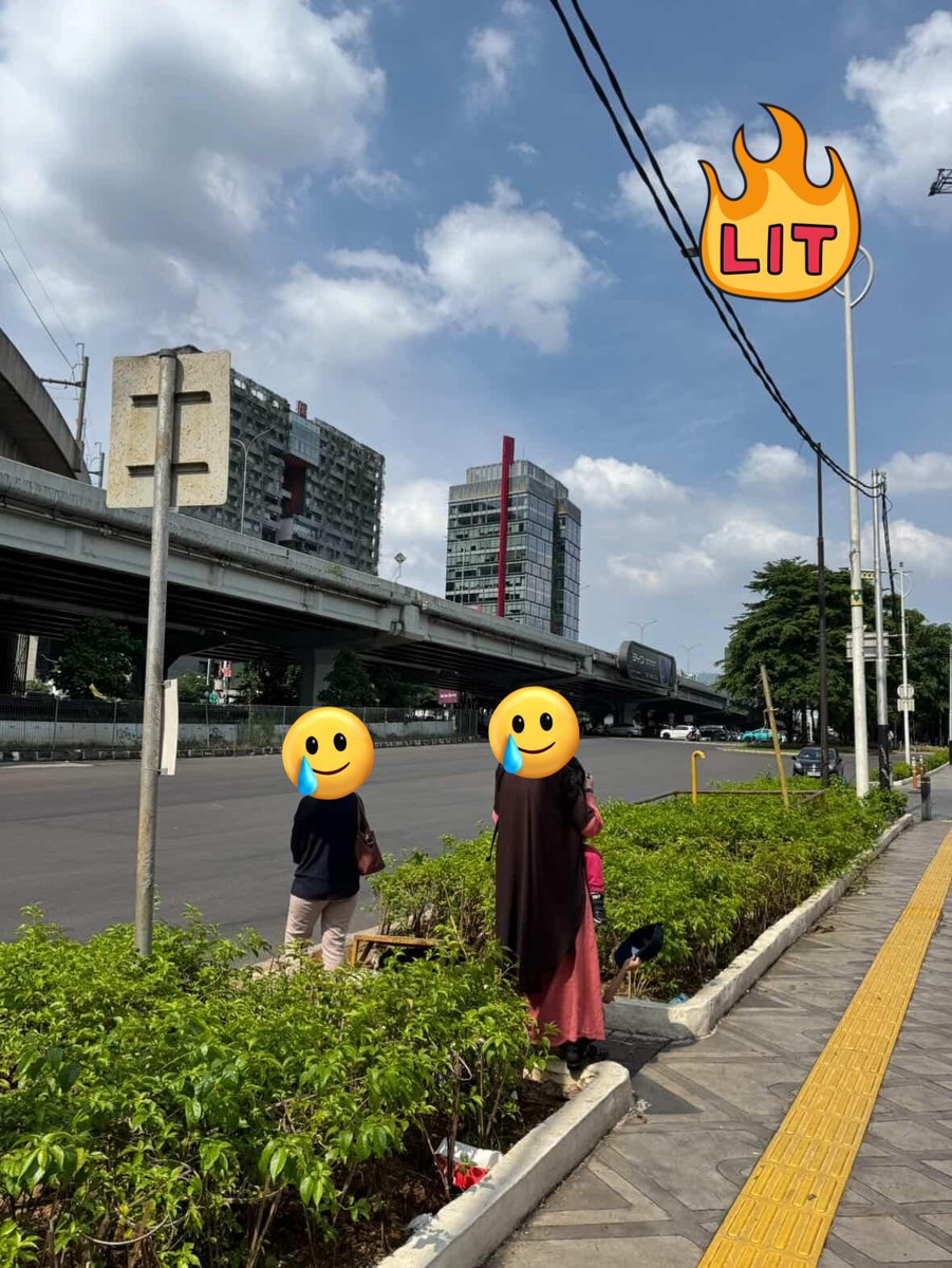 hapr05's tweet photo. @PT_Transjakarta semoga bus stop yg dekat MRT Fatmawati/depan SPBU bisa ada atapnya, soalnya panas bgt/kalau hujan tidak ada tempat meneduh https://t.co/MMJpzv4K3B