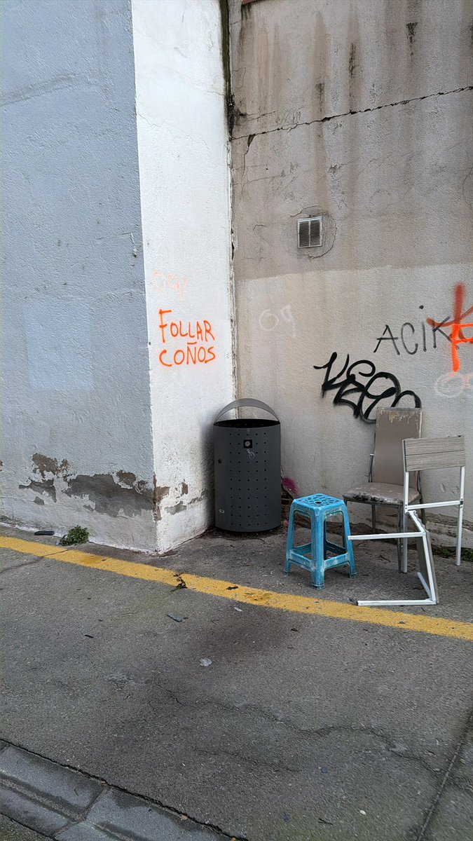 gerardcastilla's tweet photo. @ViladeSalt podríeu passar a netejar al passatge dels gratacels tot això? A sobre han pintat amb grafiti aquestes paraules siusplau. https://t.co/3FEtidOX1k