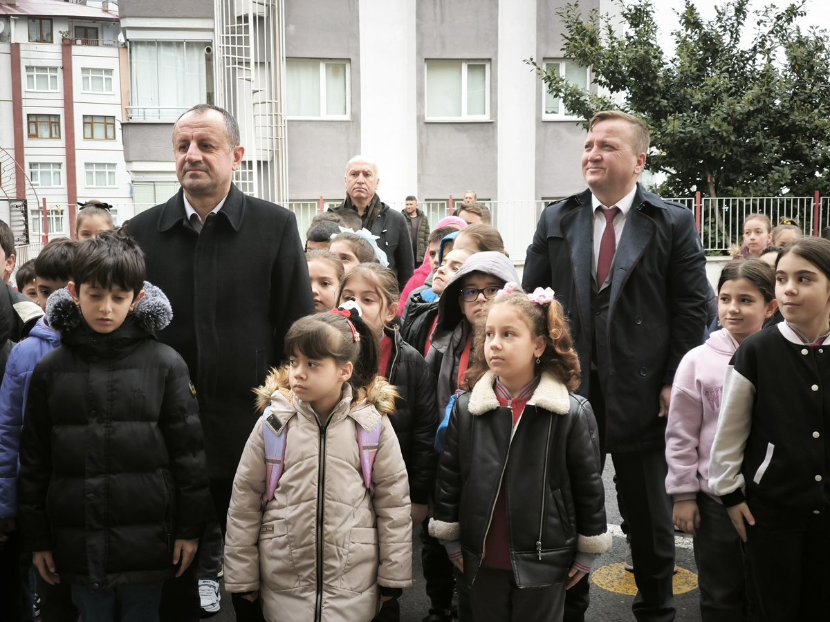 AkcaabatIlceMEM's tweet photo. Müdürümüz Mehmet USTA, Atatürk İlkokulu'nu ziyaret ederek Bayrak Töreni'ne katıldı. 🇹🇷
@tcmeb @Yusuf__Tekin @hasan_uygun91 https://t.co/TsPAJ5LReV