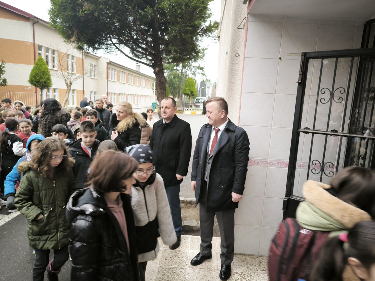 AkcaabatIlceMEM's tweet photo. Müdürümüz Mehmet USTA, Atatürk İlkokulu'nu ziyaret ederek Bayrak Töreni'ne katıldı. 🇹🇷
@tcmeb @Yusuf__Tekin @hasan_uygun91 https://t.co/TsPAJ5LReV