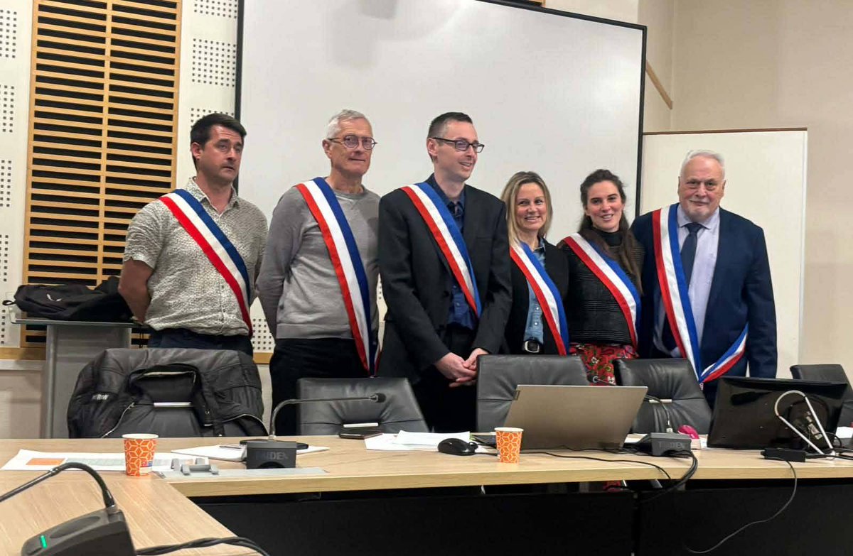 Seyssel74's tweet photo. La séance d’installation du nouveau conseil s’est tenue vendredi. À cette occasion, les élus ont procédé à l’élection du maire et des adjoints :

Maire : Florian Zuccalli

Ont été élus adjoints :
Gilles Callet
Élise Borcier
Jacques Laplace
Véronique Amoudruz-Brun
Kévin Anthonioz https://t.co/scwfA3zU0c