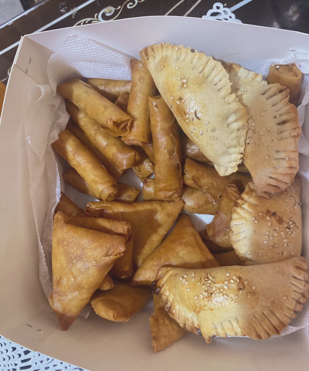 Mme_Bille's tweet image. Parfois le bonheur se trouve dans une bouchée 😅
Quand tu mangeras nos nems, samoussas et pastels accompagné de nos jus de fruits (ananas - cocktail - foleré en image) le sourire ne te quittera plus

Vos commandes en avance au 696724453

Douala
#mignardise #manger #bio #douala