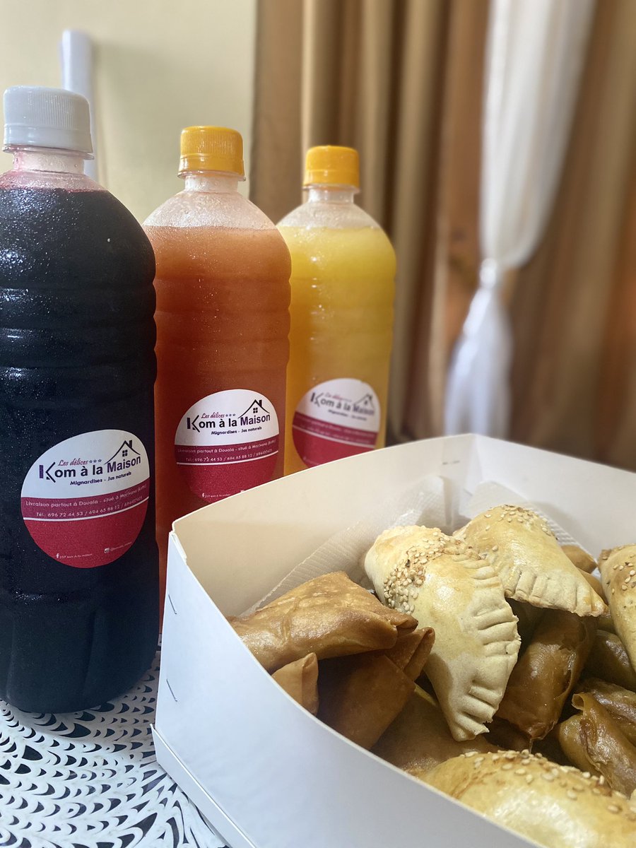 Mme_Bille's tweet image. Parfois le bonheur se trouve dans une bouchée 😅
Quand tu mangeras nos nems, samoussas et pastels accompagné de nos jus de fruits (ananas - cocktail - foleré en image) le sourire ne te quittera plus

Vos commandes en avance au 696724453

Douala
#mignardise #manger #bio #douala