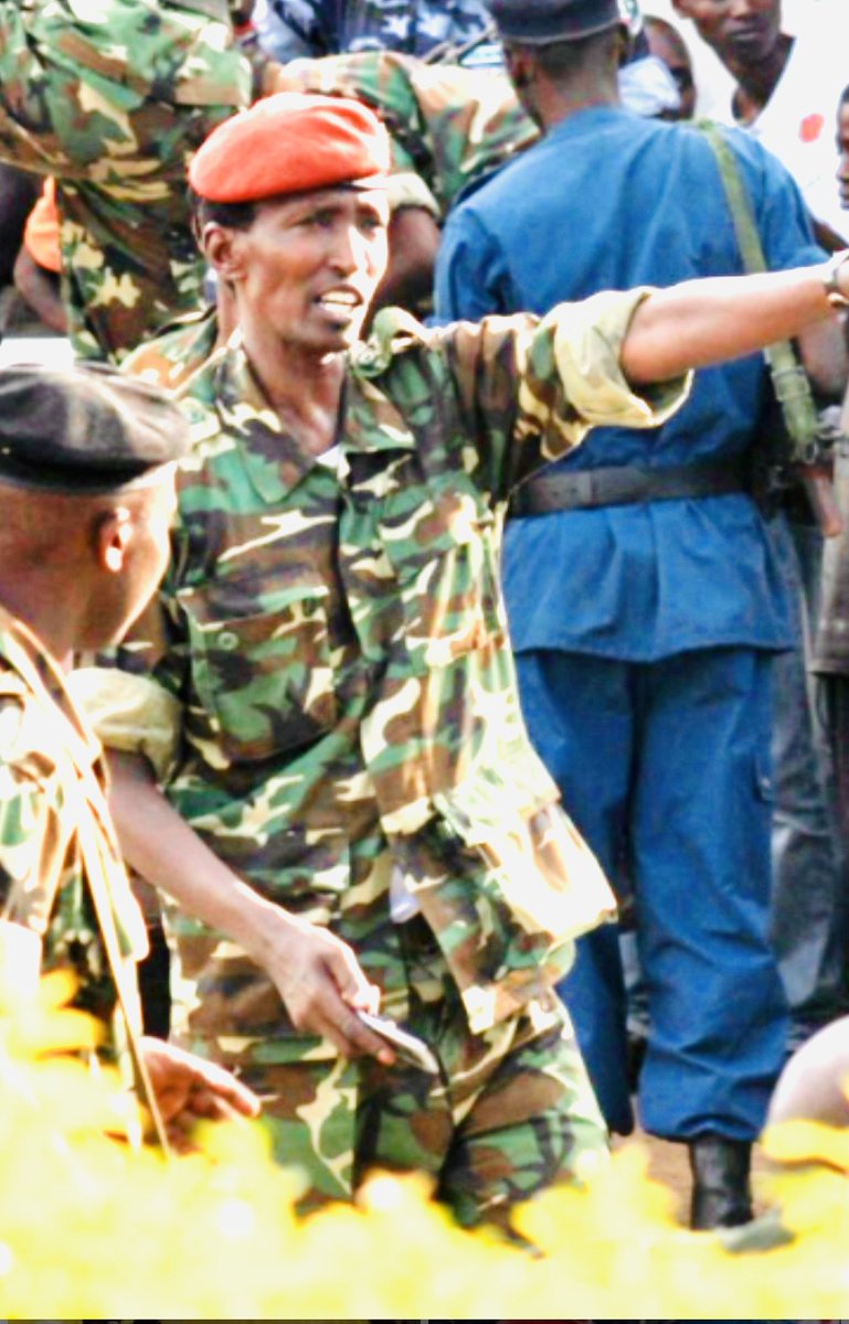 IntareZamweziGi's tweet photo. 🛑‼️ Le  GENERALE CYRILLE NDAYIRUKIYE,
Umukuru w'intahe ati : usaba iki sentare?
Generare Ndayirukiye arishura ati:
"Ico narikubasaba kwari ukundekura none ntavyo
mushoboye kuko urwo muncira barubabwiye canke mukanya bararubabwira. Kora ivyo babatumye mukize agatwe kanyu"
Apana wamu #Gnl proclamé Bunyoni , yiteza ibigongwe ngw’araremvye 🥲😂
#Intarezamwezigisabo