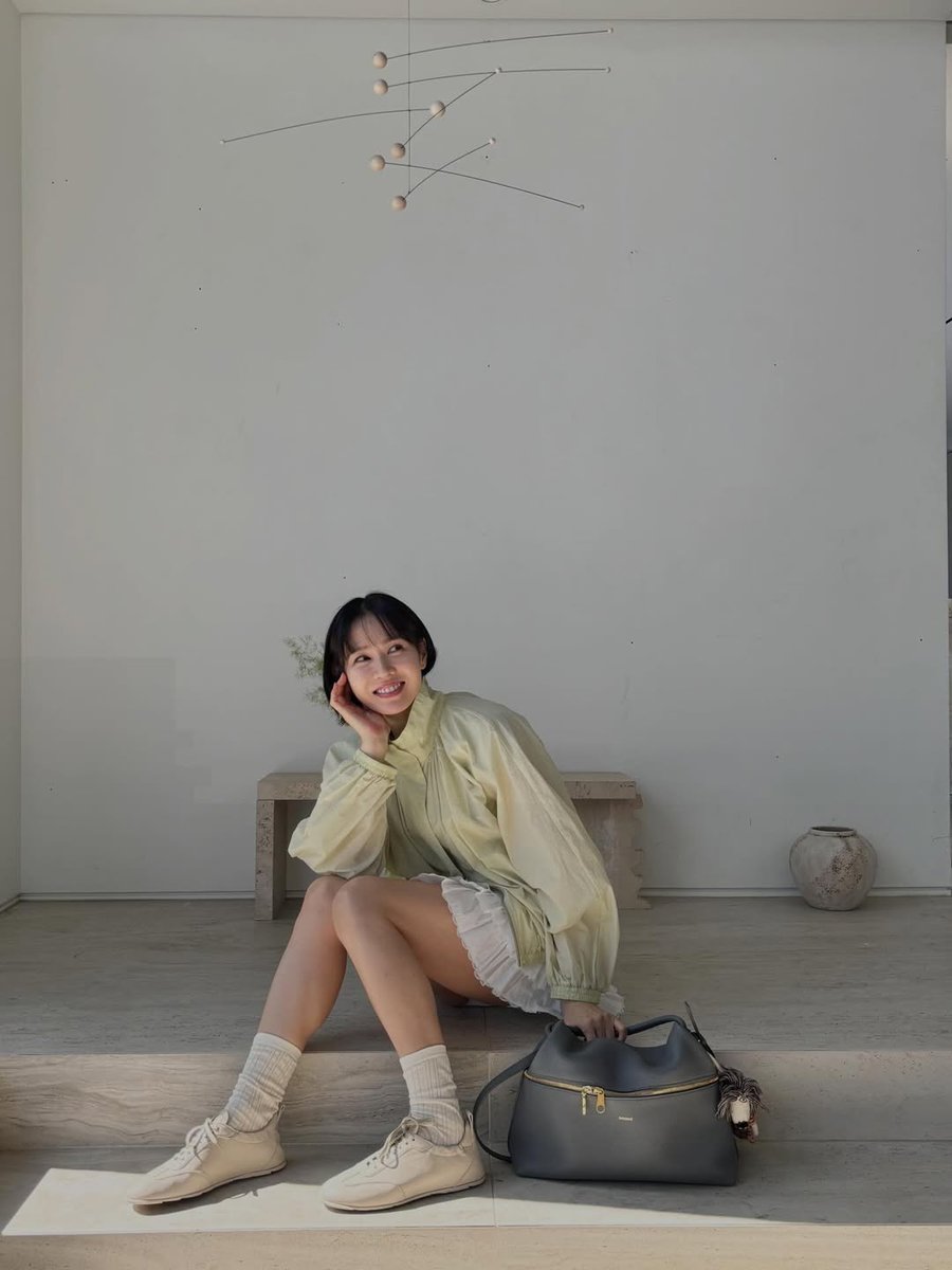 sonyejin_jp's tweet photo. [#ソン・イェジン Instagram]
春が来ました💛

この春の Testoni コレクションの中で、私のお気に入りはこのアイテムです 👜🥿 #testoni

https://t.co/lWcCXrYldn https://t.co/dS0uhod21O