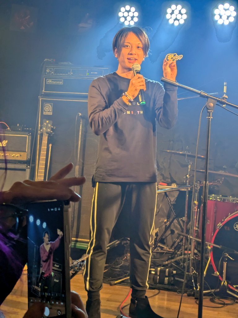 emie832315's tweet photo. ライブはね、古のバンギャなので(🍅さん命名。コラッ💢)全力で楽しみたかったからトークのお写真だけ。
めちゃくちゃ笑った😂生であの企画が観れて嬉しかったです✨
#もちもちーずらいぶ
#ZEROto https://t.co/rcxjkuPaKo