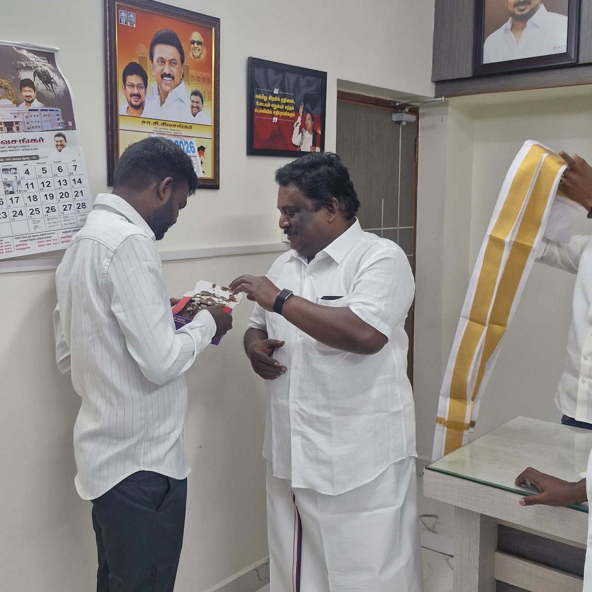 Mugil_27's tweet photo. சென்னை பசுமைவழிச்சாலையில் உள்ள எங்கள் இல்லத்தில் அன்பு மாமா சிவசங்கர் அவர்களின் பிறந்தநாள் கொண்டாட்டம். 🎂🥳 https://t.co/mhThY7nnpK