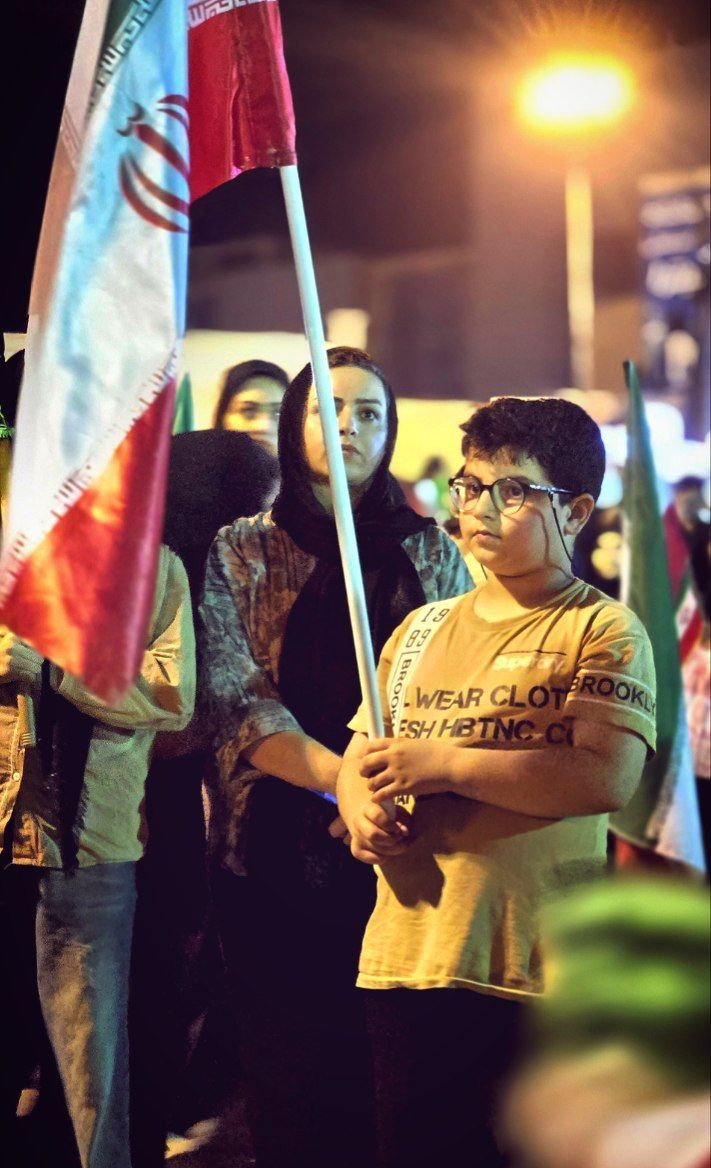 کنارم یه پسر بچه ایستاده بود که دست پدرش رو محکم گرفته بود...
شاید خیلی چیزها رو نفهمه،
اما این «حضور» توی ذهنش می‌مونه.
این یعنی استمرار یک مسیر.
#لبیک_یا_خامنه_ای #حماسه_آفرینان