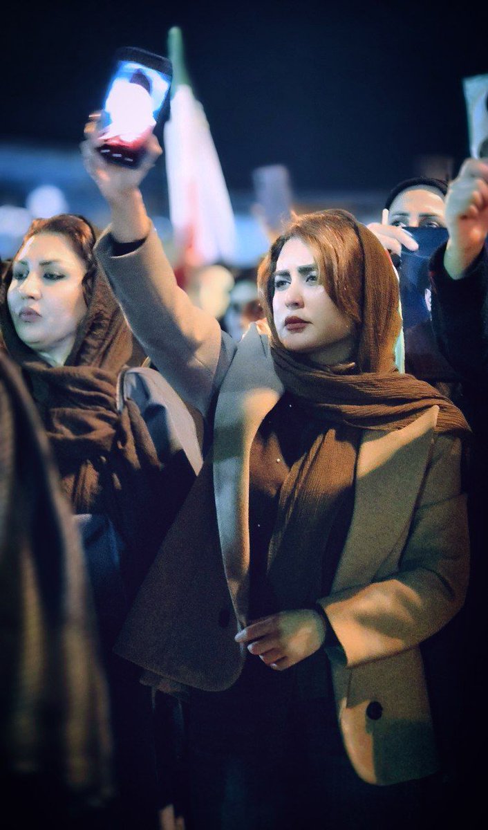 اختلاف سلیقه همیشه بوده، هست و خواهد بود...
اما این شب‌ها دیدیم که «ایران» از همه این تفاوت‌ها بزرگ‌تره.
وقتی پای وطن وسطه، دل‌ها به هم نزدیک می‌شن.
#لبیک_یا_خامنه_ای #حماسه_آفرینان