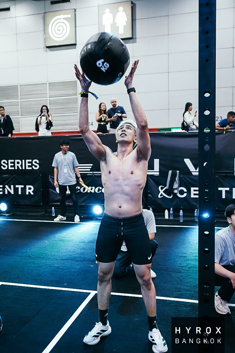 Hello_asian's tweet image. “เซน Paper Planes” โชว์ฟิต!! ลงแข่ง HYROX ครั้งแรก จบเวลา 1:48 ชั่วโมง แฟนๆ แห่แซว หล่อแล้วยังแกร่งอีก!
#PaperPlanes #เซนPaperPlanes #HYROXTHAILAND2026

เรียกว่าทำเอาโซเชียลสะเทือนอีกแล้ว เมื่อ “เซน” หนึ่งในสมาชิกวง Paper Planes ไม่ได้มาแค่ลุคเท่บนเวที