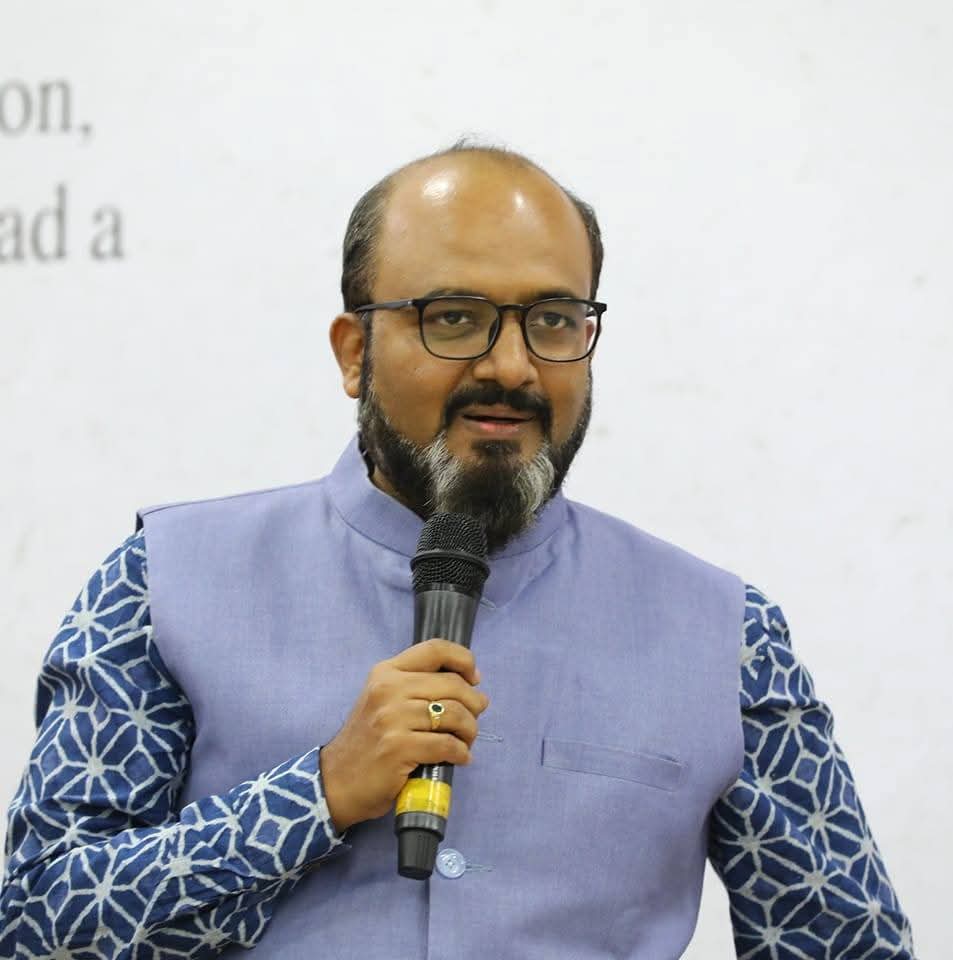vikasmirgane1's tweet photo. रायगड प्रेस क्लब कडून यावर्षीचा राज्यस्तरीय पुरस्कार आचार्य अत्रे zee 24 तास मुख्य संपादक कमलेश सुतार यांना जाहीर करण्यात आला त्यांचे मनापासून अभिनंदन आमच्या संघटनेकडून महेश म्हात्रे, मंदार फणसे ,निलेश खरे अतुल कुलकर्णी , प्रसन्न जोशी अशा मान्यवरांना पुरस्काराने सन्मानित केले आहे https://t.co/rhS7vR9kvT