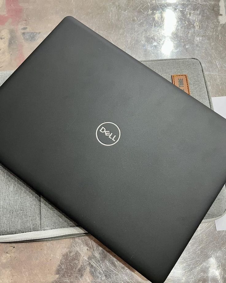 Chime_Fave's tweet photo. Team DELL                or             Team hp https://t.co/RlD9sTSMiC