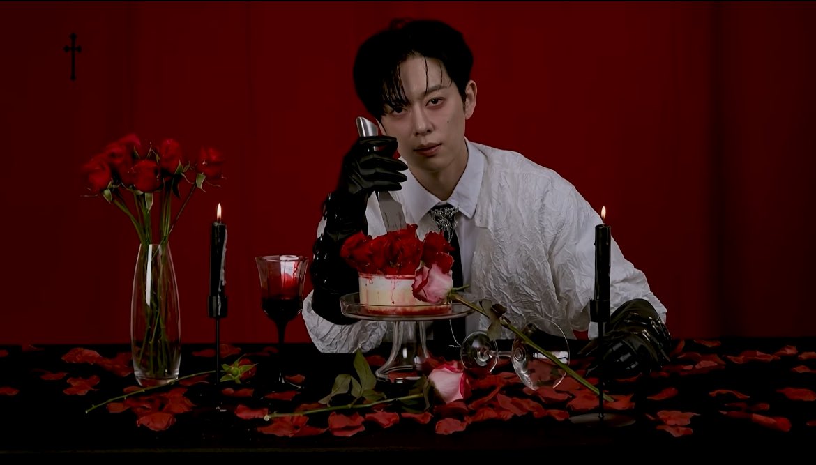 HDD여서
해피동현데이 인줄알았는데
𝕯𝖊𝖆𝖙𝖍 인 사연
아..드디어 뱀파이어 흑막 동현이 보나요
좀(많이)...설레