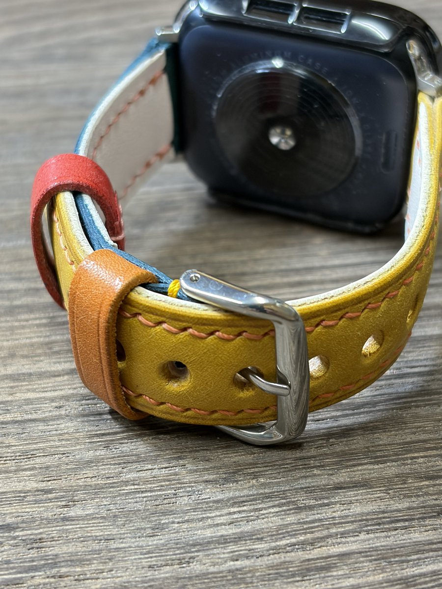 leatherkawafuku's tweet photo. Apple Watch band⌚️
crazyパターンで制作してみました。
遊び心満載の一本です♪
#applewatchband 
#カラーオーダー
#crazypattern
#手縫い革小物
#ワンオフ https://t.co/1JgvE3qaH2