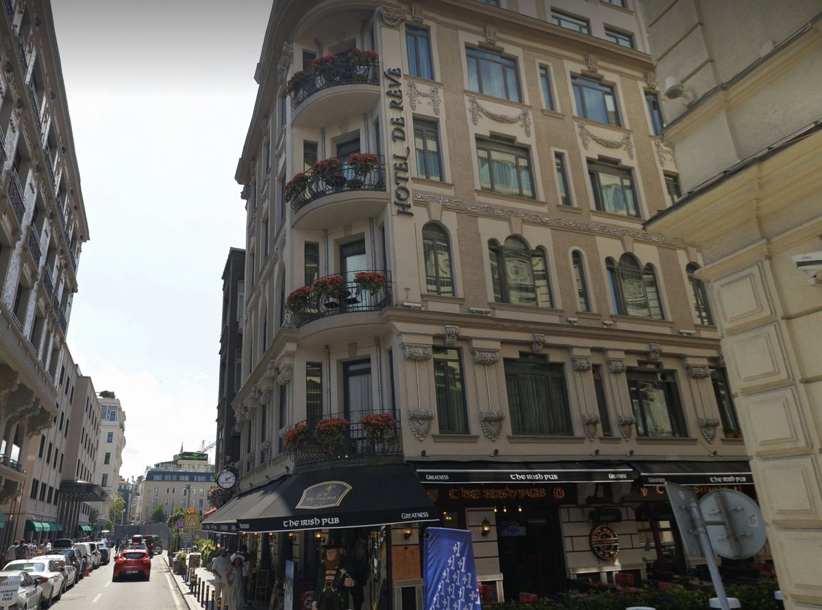 Istyeradlari's tweet photo. Arabyan Hanı
Beyoğlu/Kemankeş Kara Mustafa Paşa

Günümüzde otel olarak kullanılan bina 1920'de İngiliz işgal kuvvetleri zabıtası tarafından kullanılmıştı. 1940'lı yılların başında mülkiyeti Vakıflara geçmiş ve adı Altıncı Vakıf Han olmuştur. Aynı yıllarda hukuk profesörü Mustafa Reşid Belgesay ve Türkiye Sosyalist Partisi kurucusu avukat Esat Adil Müstecaplıoğlu'nun da büroları bu handa idi. Yakın zamanlara kadar giriş katında bulunan Karaköy Lokantası şimdi taşınmış.
Attila İlhan'ın Paris seyahati ve Esad Adil'in akıbeti hakkındaki dedikoduları ise bir başka zaman anlatırız.