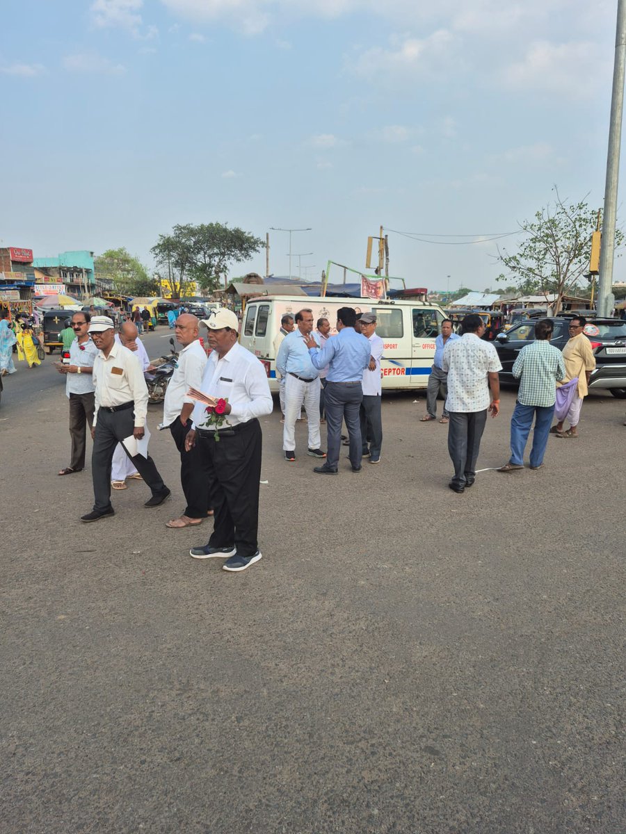 chandikholerto's tweet photo. Awareness among the senior citizens of Chandikhole and enforcement activities with enforcement staff.@STAOdisha @dm_jajpur @spjajpur @C&amp;T deptodisha https://t.co/KS5MqMo7nO