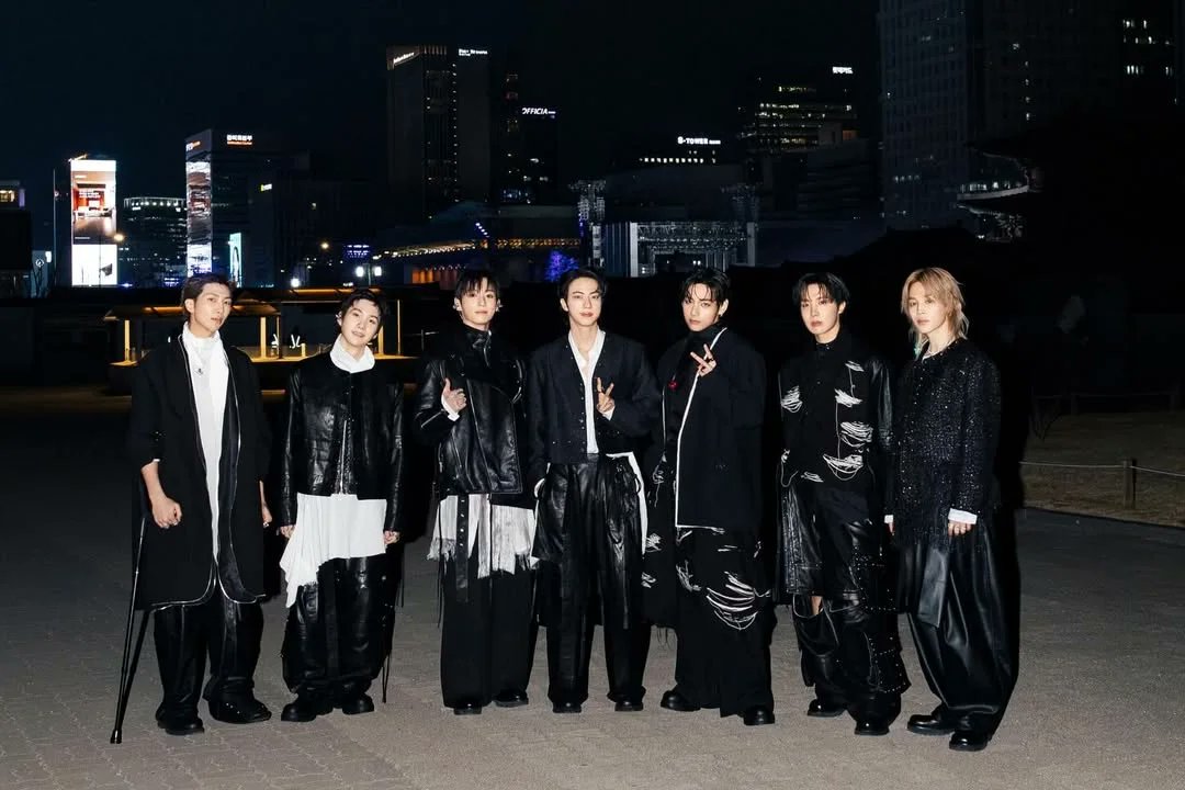 【単独】「公演前日の夜、光化門で音楽を消してメンバーたちとこっそりリハーサル」

公演で披露されたアリランはアルバムとは異なり完全に新しく編曲された形だった...公演当日は舞台直前30分前からメンバーたちは休む暇なく練習を続けていた...。