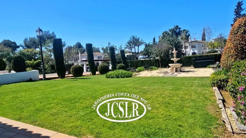 Combinamos distintas formas y colores en nuestros jardines para obtener unas líneas impecables.
We combine different shapes and colours in our gardens to obtain impeccable lines. #jardin #jardineriacostadelsol #garden